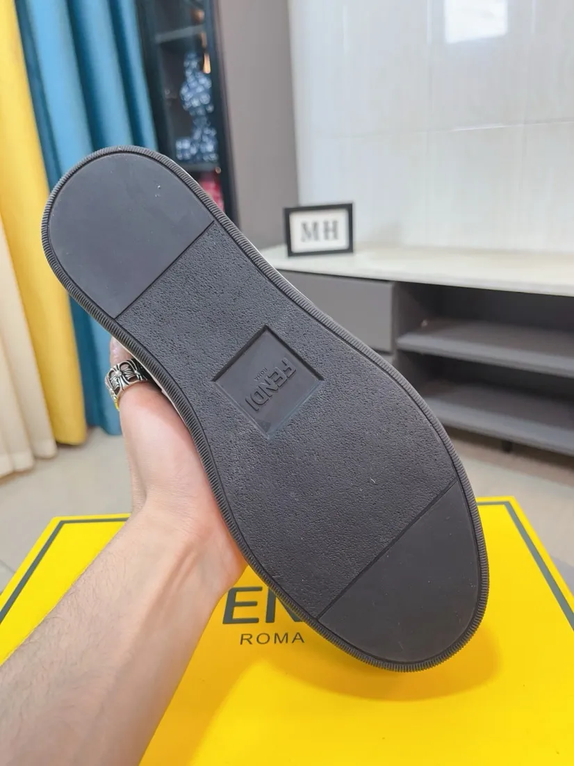 Men's Men's Shoes💰420🌹🌹[fendi] Fendi's classic and comfortable men's, this complex sneaker is made of soft calfskin➕genuine leather lining➕original ultra-light rubber material with rough outsole. This unique and light style is suitable for the casual and refined sensibility of this season. It is comfortable and natural on the feet. It is an everyday style for casual travel in autumn and winter! 38/44